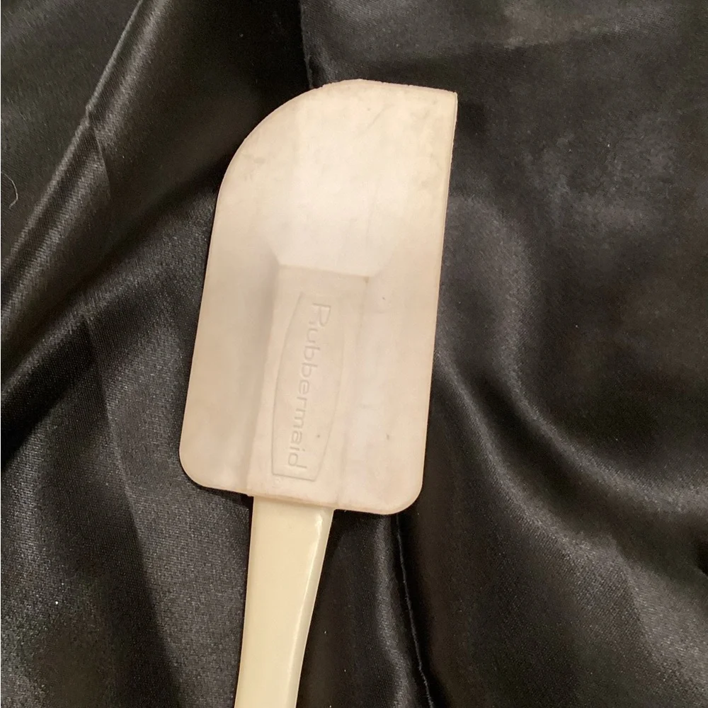 Rubbermaid 1970s bowl scrapper Rubber Spatula non heat resistant 10”